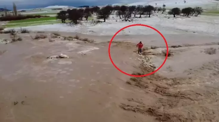 Diyarbakır’da Araziler Su Altında Kaldı; Mahsur Kalanlar Traktörle Kurtarıldı