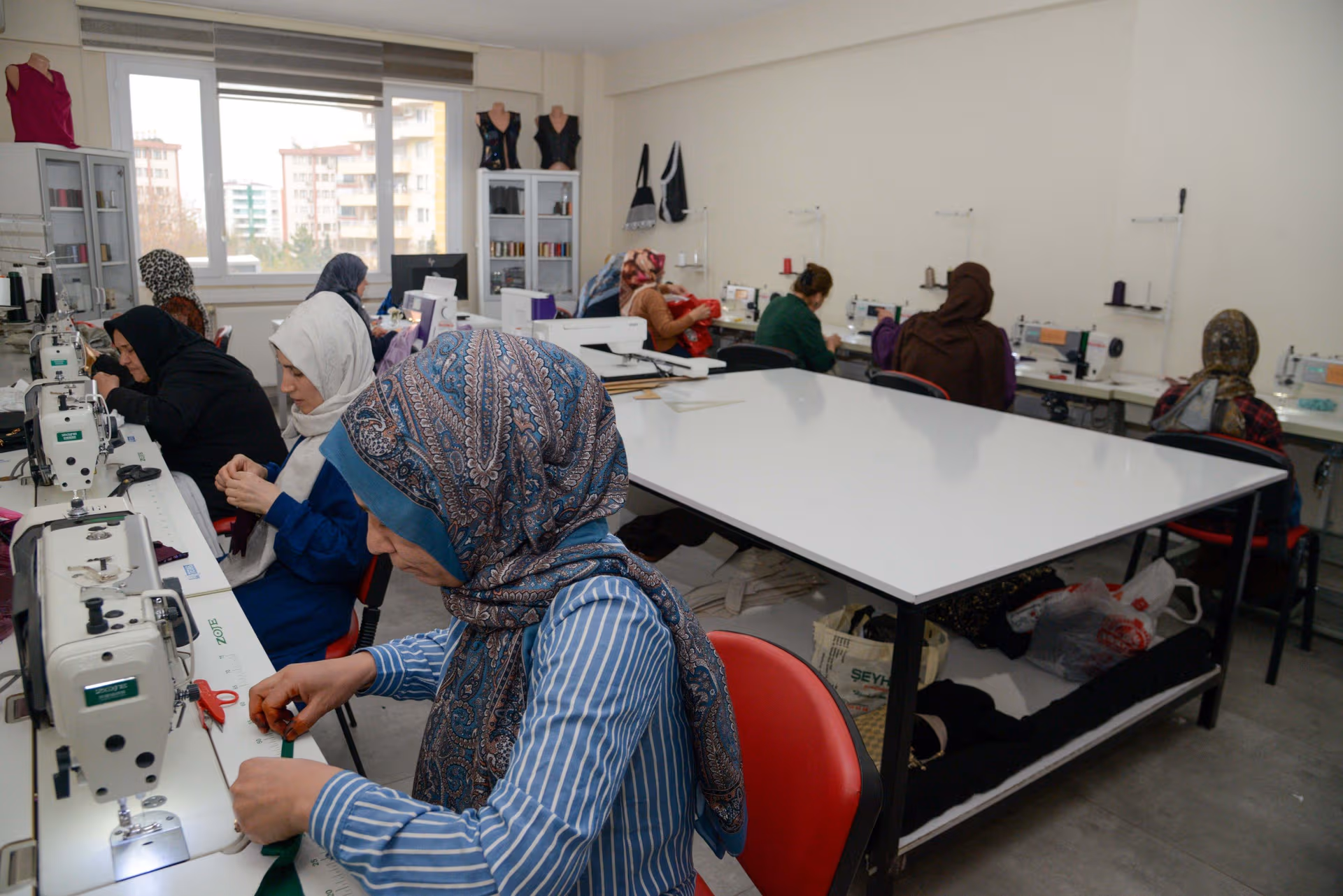 Tekstil Atölyesinde Öğrenip Tasarlıyorlar