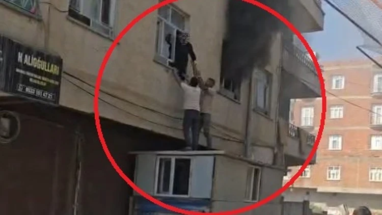 Yangında Mahsur Kalan Kadını Konteynerin Üzerine Çıkarak Kurtardılar