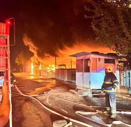 Diyarbakır'daki yangında 3 dükkan ile 22 traktör yandı