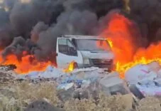 İnşaat Önünde Çıkan Yangına Dalan Minibüs, Alev Alarak Yandı