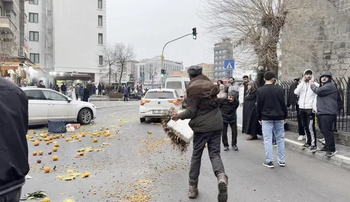 Diyarbakır’da seyyar satıcılarla, tezgahlarını alan zabı