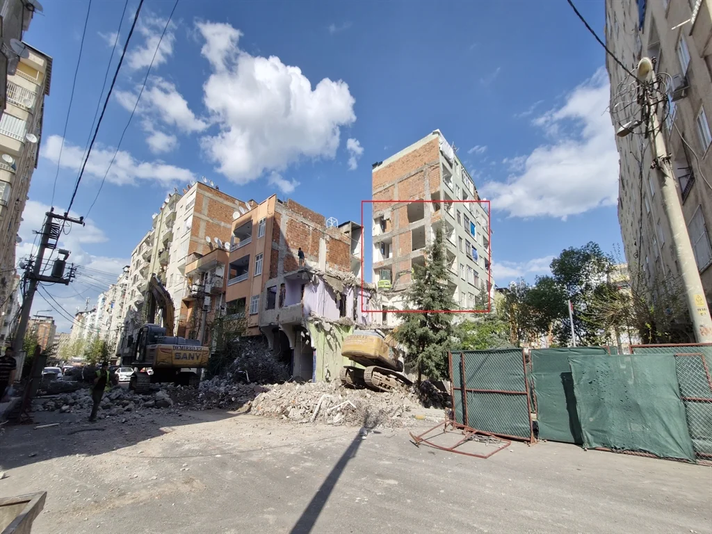 Bina Yıkılınca, Bitişikteki Apartmanın Bazı Odalarının Duvarının Yapılmadığı Ortaya Çıktı