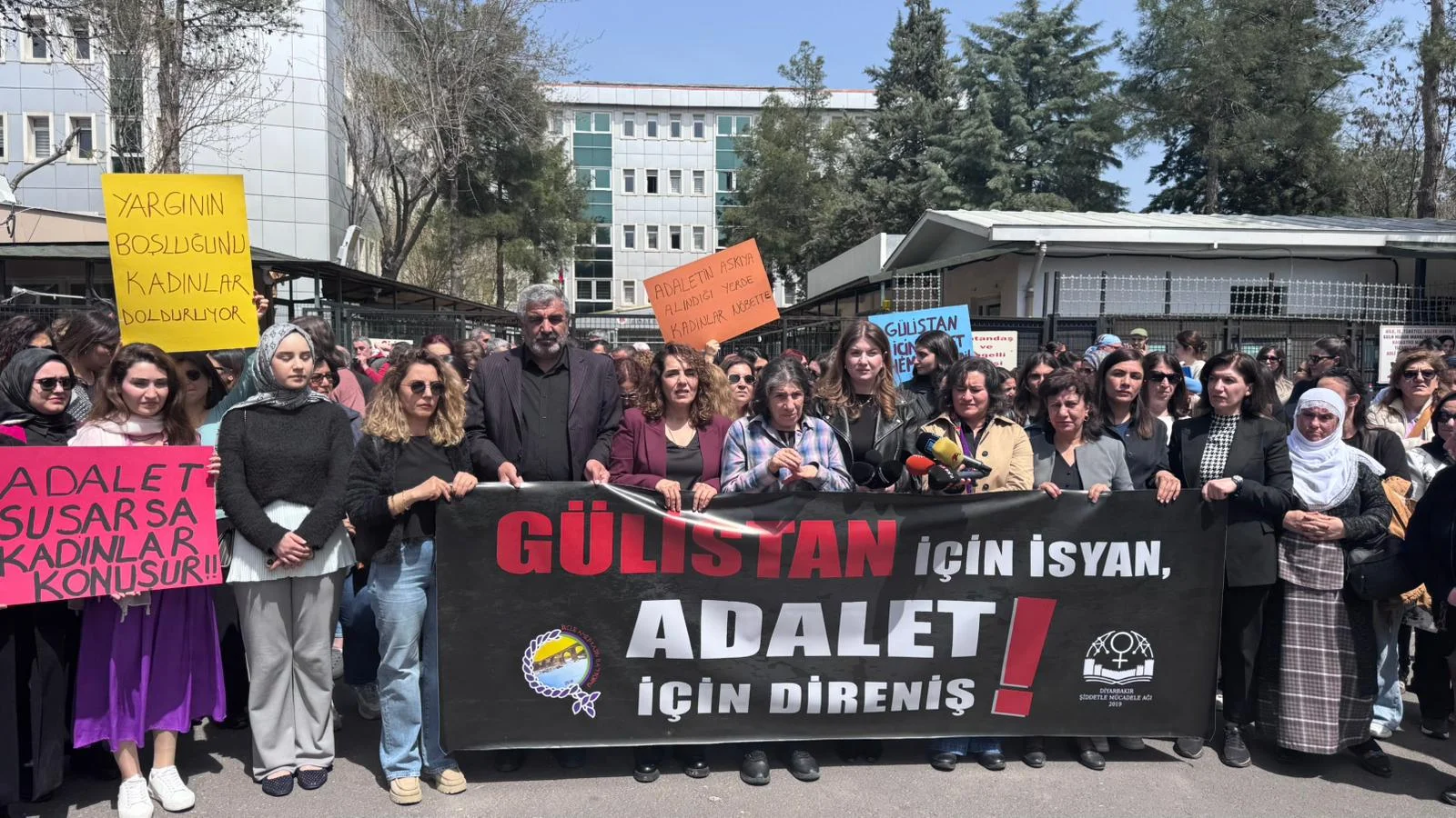 Diyarbakır’da Gülistan Doku İçin Adliye Önünde Açıklama