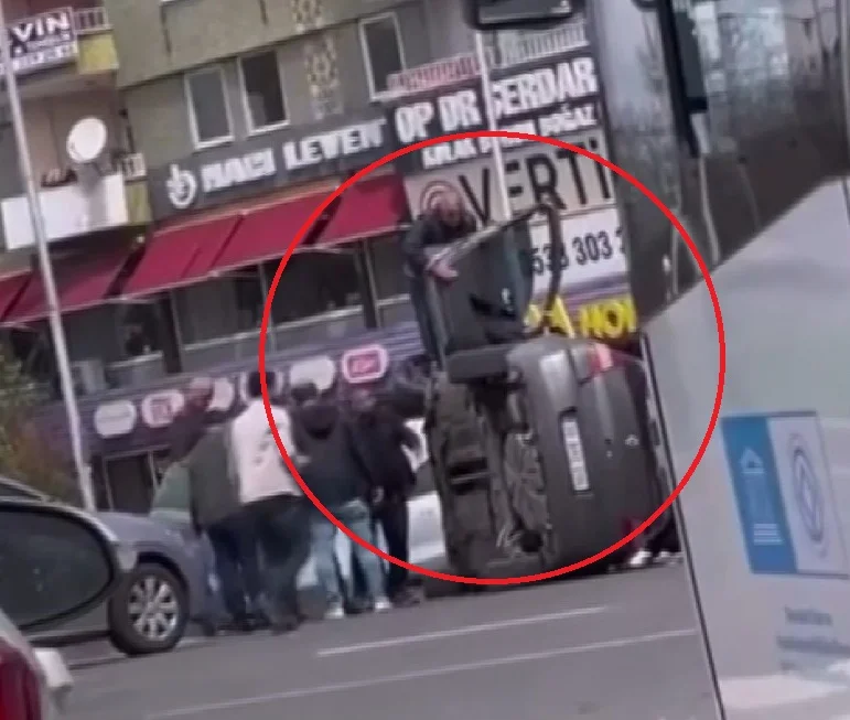 Kaldırıma Çarpan Otomobil Yan Yattı, Sürücüyü Vatandaşlar Kurtardı