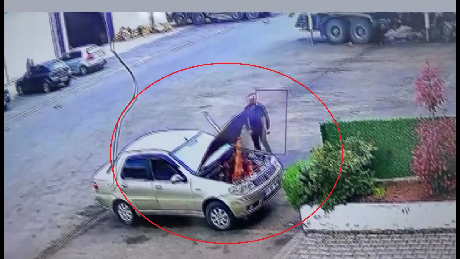 Diyarbakır’da Sanayide Otomobil Alev Aldı: O Anlar Kamerada