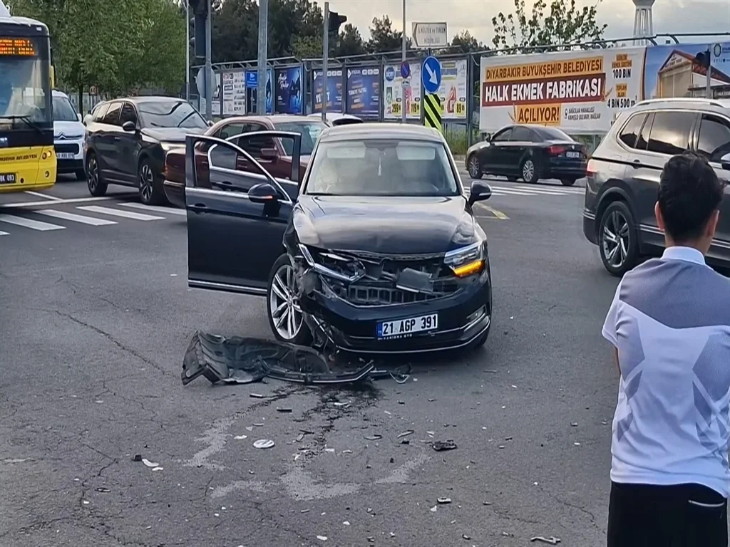 Diyarbakır’da 3 Otomobilin Karıştığı Kazada 4 Kişi Yaralandı