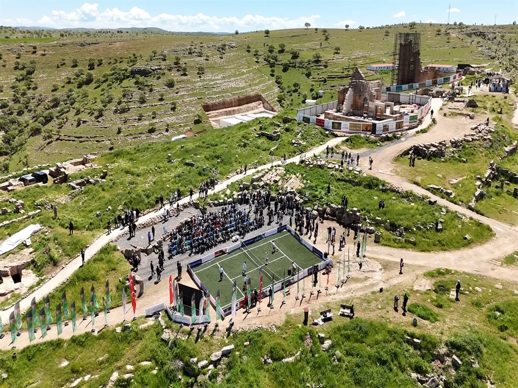 Tarihi Zerzevan Kalesi’nde, 2’nci Zerzevan Cup Tenis Turnuvası’nın Lansmanı Düzenlendi