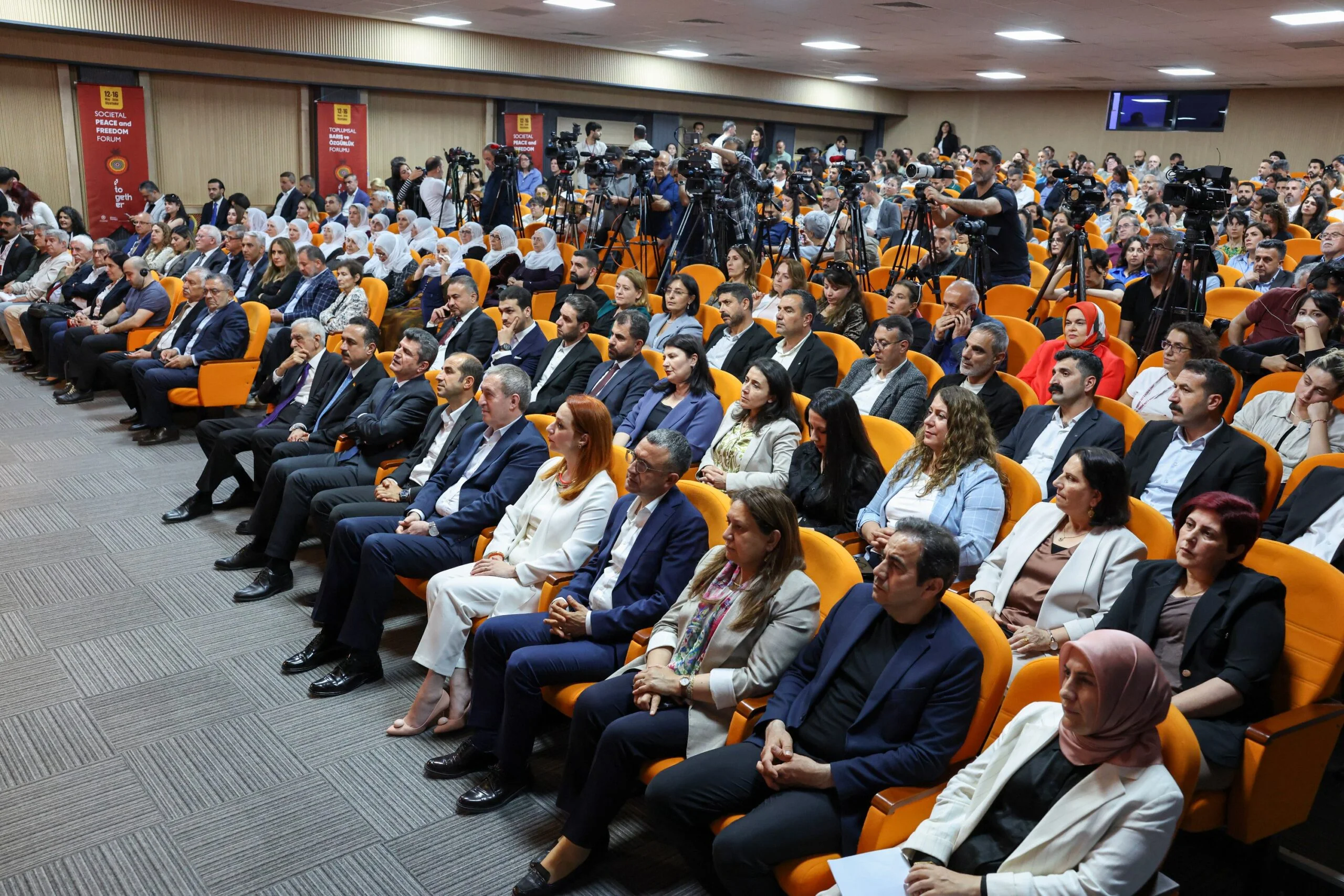 Toplumsal Barış ve Özgürlük Forumu Çözüm Mesajlarıyla Başladı