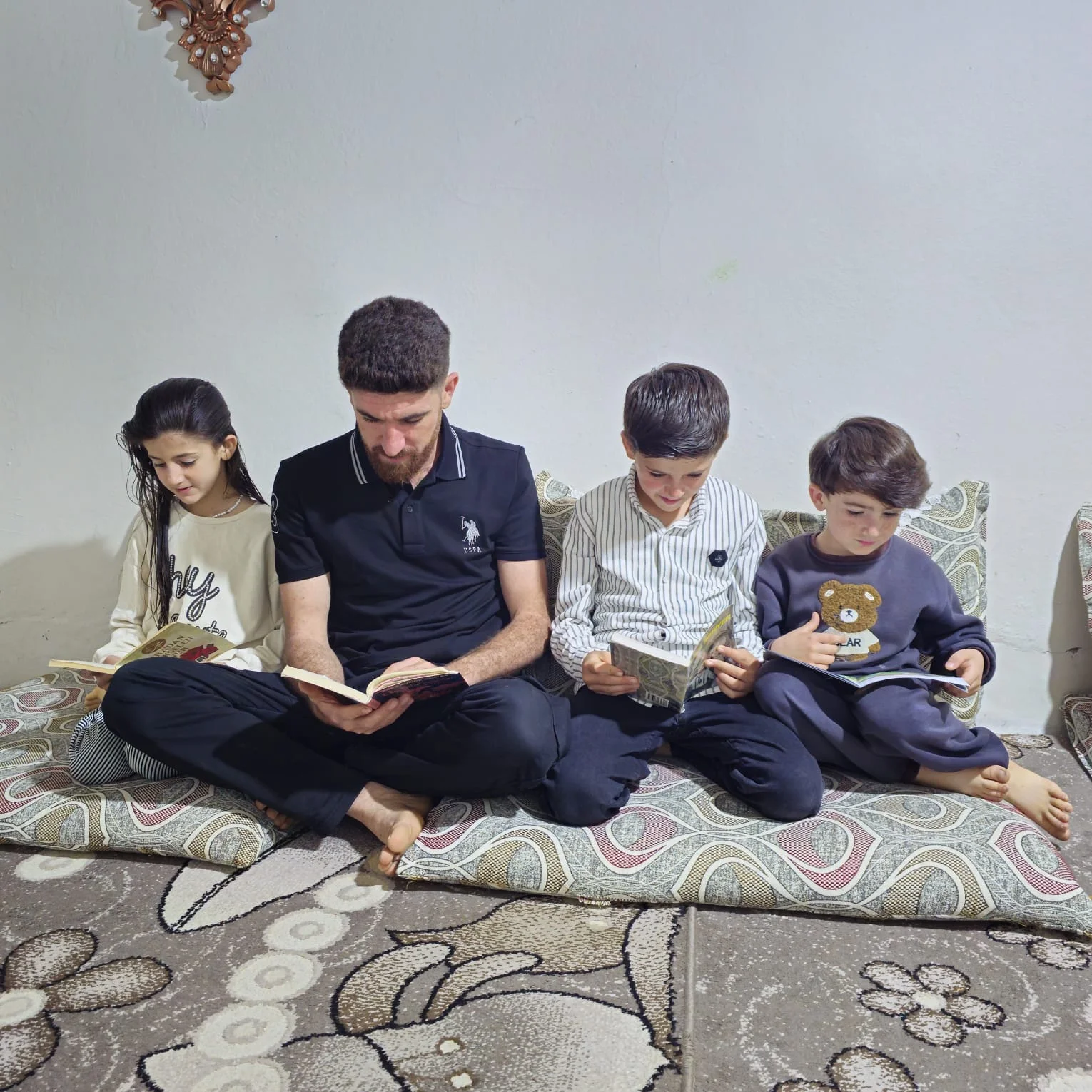 Kocaköy’de ‘Ailece okuyoruz’ projesiyle, her gün 21.00’de 21 dakika kitap okuyorlar