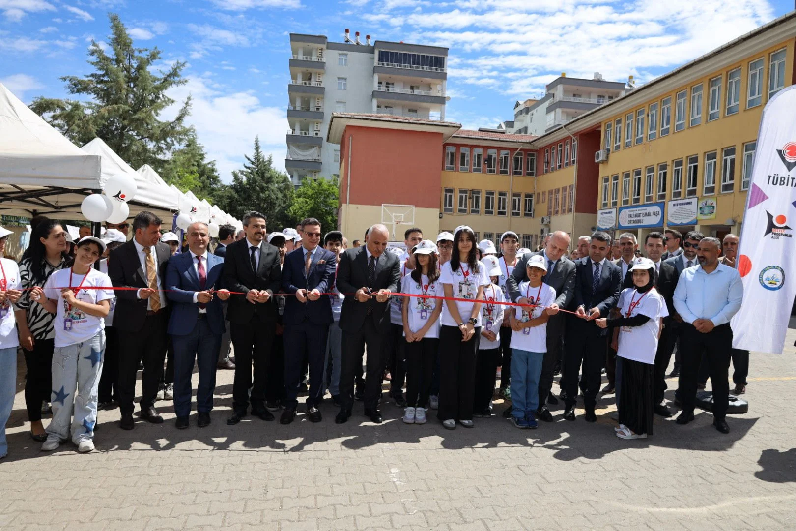 Vali Zorluoğlu, TÜBİTAK 4006 Bilim Fuarı’nın Açılışını Yaptı