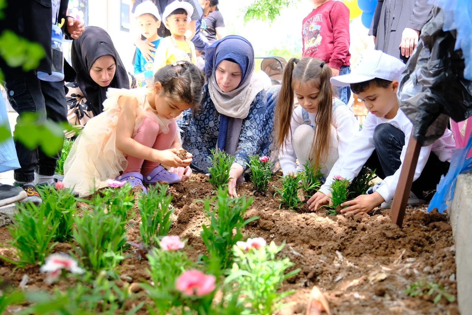 Diyarbakır’da Çocuklar Tohum Ve Fidanları Toprakla Buluşturdu