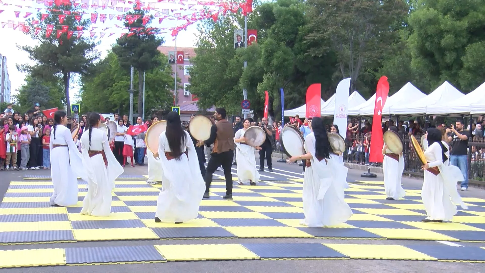 Diyarbakır’da Kürtçe Müzikli, Erbaneli 19 Mayıs Kutlaması