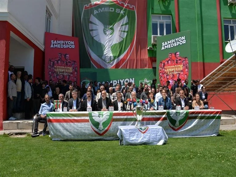 Süper Lig’e Yükselen Amedspor, Başkan Eren’le Devam Kararı Aldı