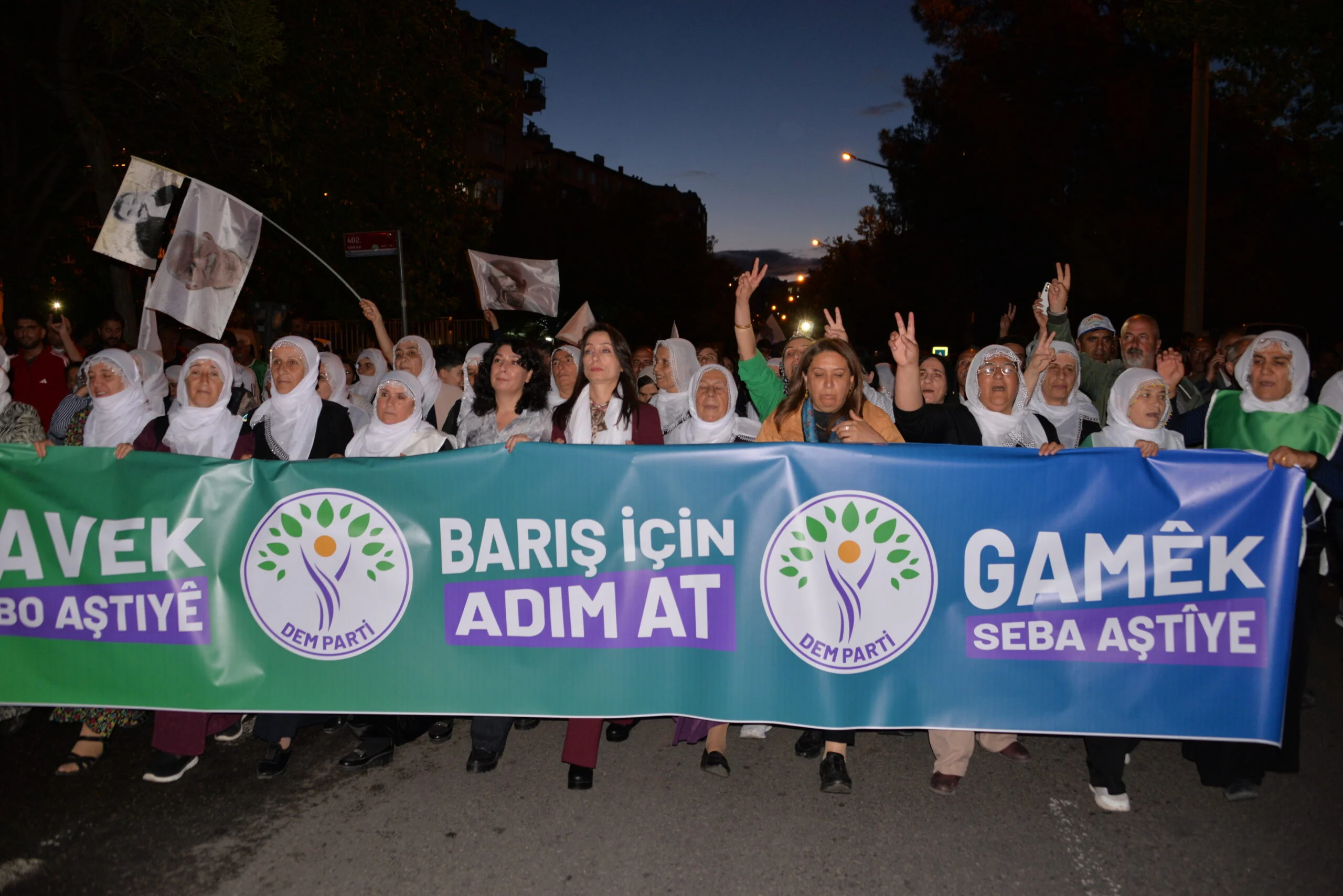 DEM Parti’li Hatimoğulları: “Barış, Yepyeni Bir Sayfa Açmak Demektir”
