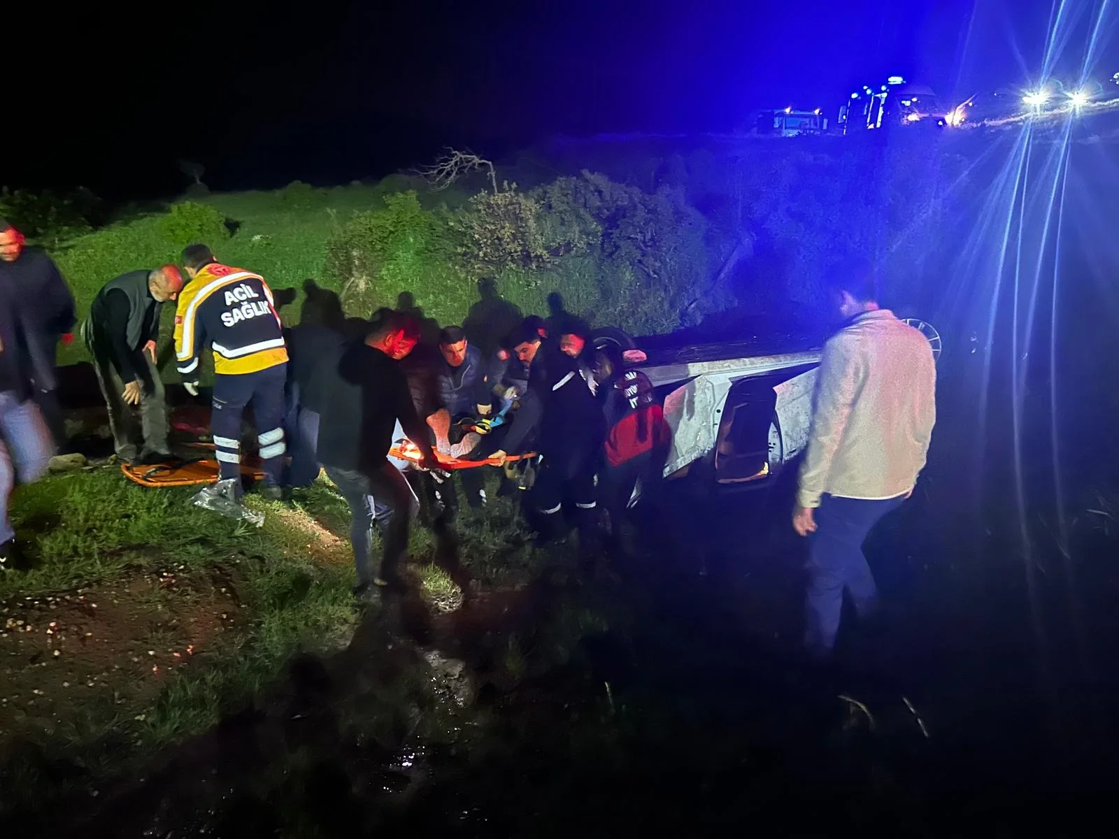 Kulp’ta Cenazeye Gidenlerin Bulunduğu Otomobil, Şarampole Yuvarlandı; 4 Yaralı