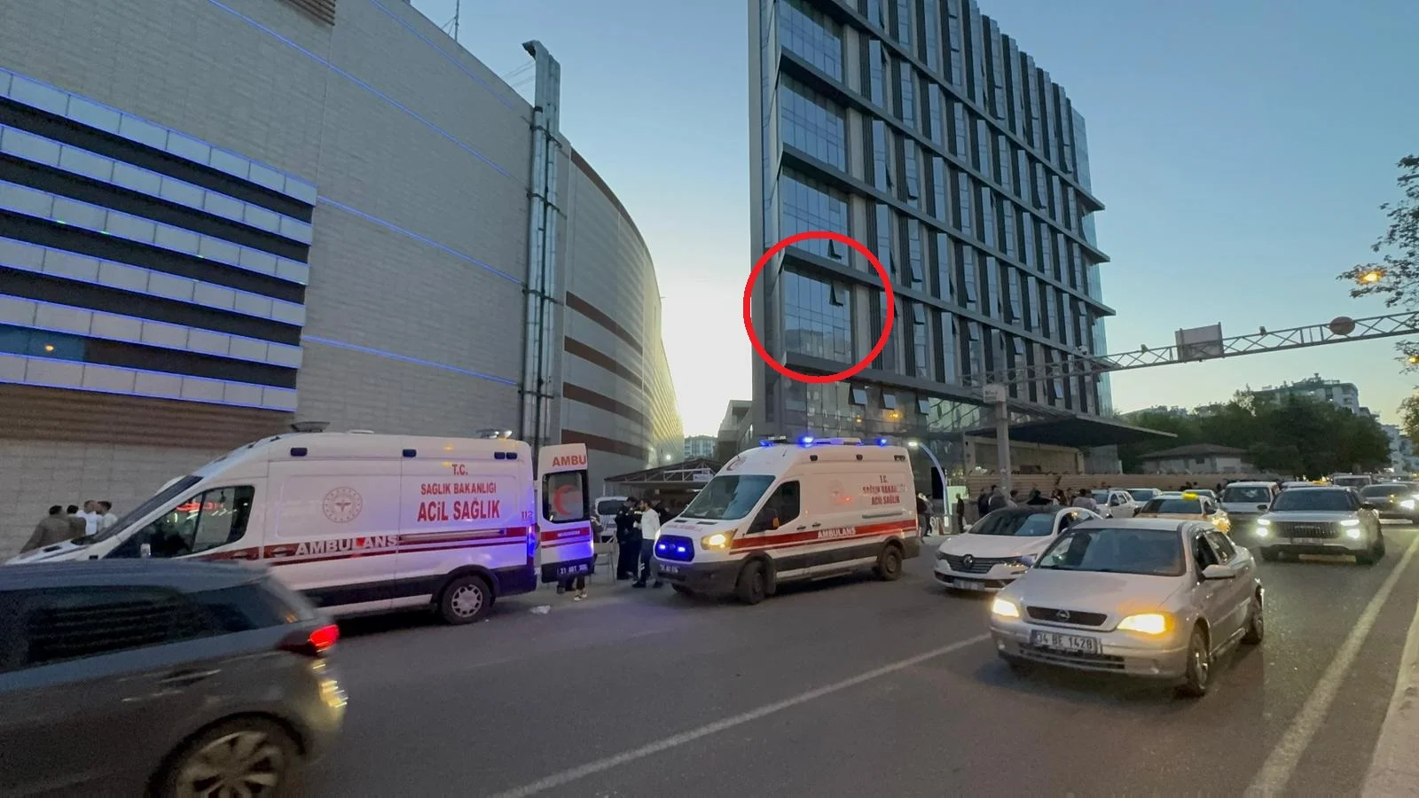 İnşaat Halindeki Otelde Yangın: 6 Kişi Etkilendi