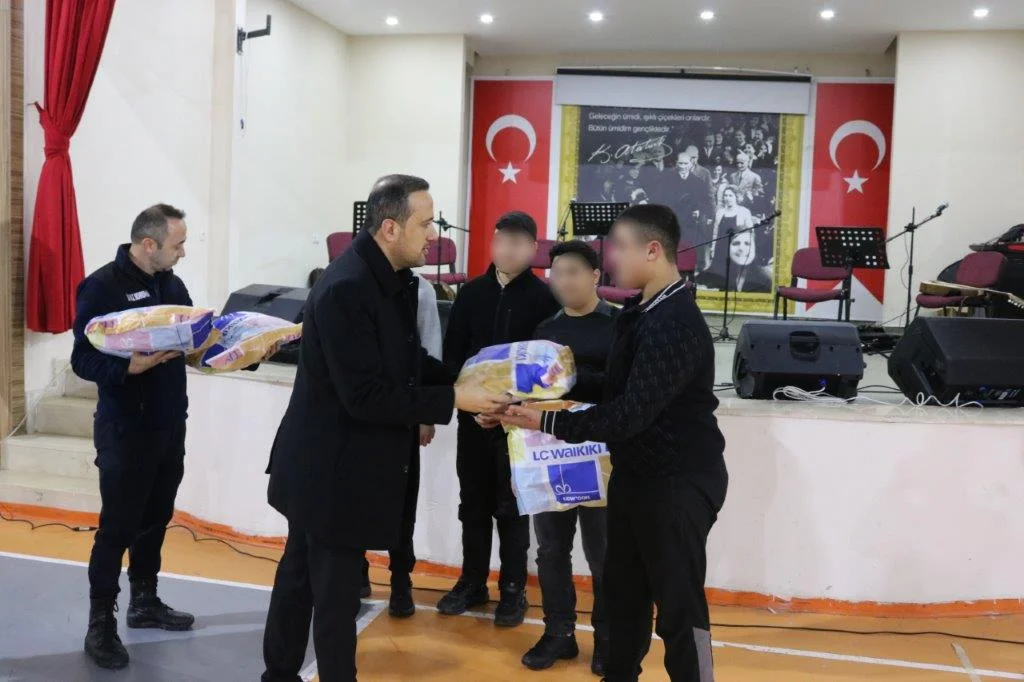 Vakıflar Bölge Müdürlüğü’nden Cezaevindeki Çocuklara Yemek ve Hediye Desteği