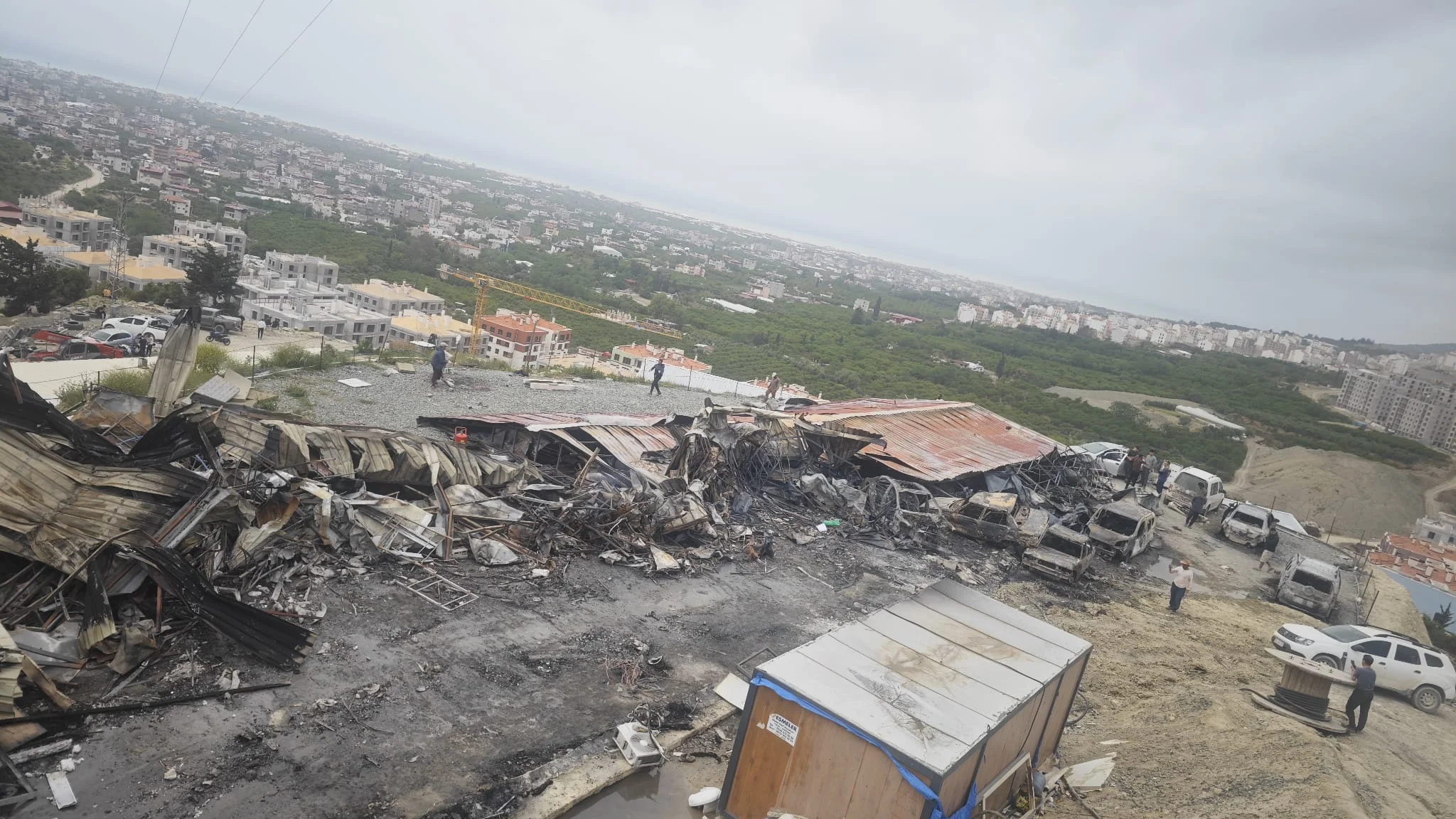 Hatay’da Diyarbakırlı İşçilerin Kaldığı Konteynerlerde Yangın Çıktı; 8 Araç Zarar Gördü