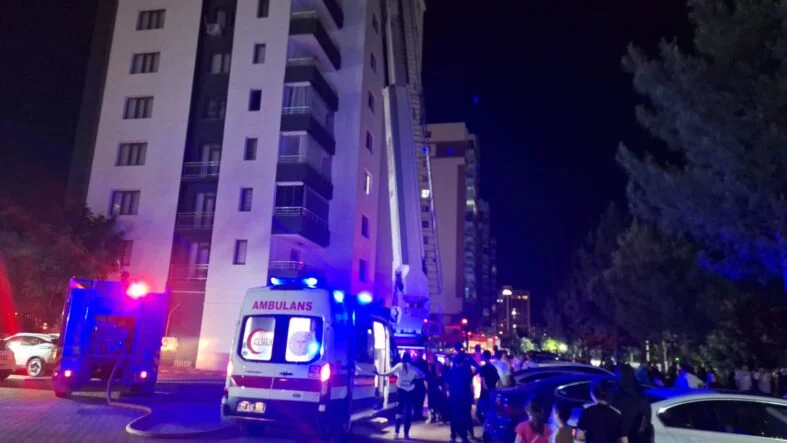 Diyarbakır’da Binanın Havalandırma Boşluğundan Çıkan Yangın Söndürüldü