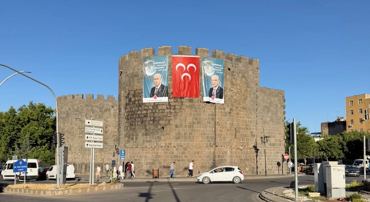 Tarihi Surlara MHP Bayrakları Ve Bahçeli Posterleri Asıldı