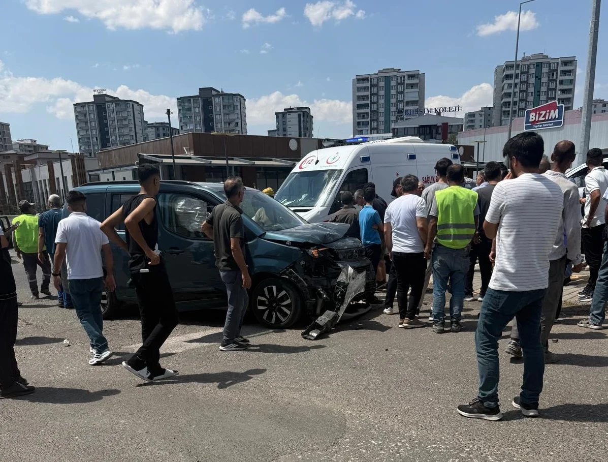 Diyarbakır’da Pikap İle Hafif Ticari Araç Çarpıştı: 1 Yaralı