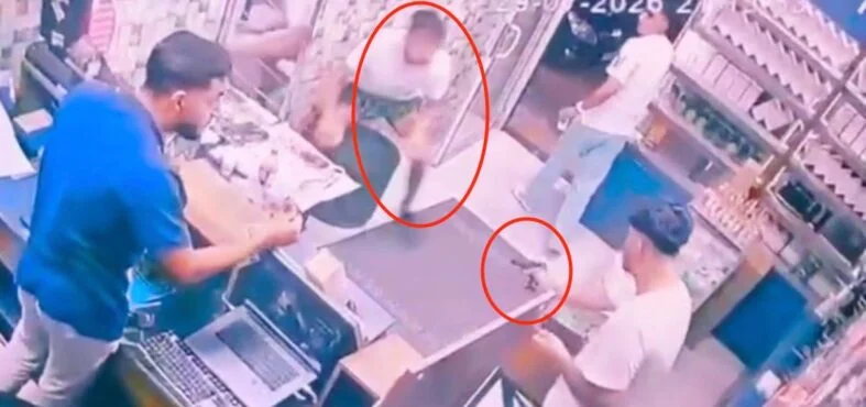 Telefoncu Dükkanında Husumetlilerine Kurşun Yağdırdı: 2 Yaralı