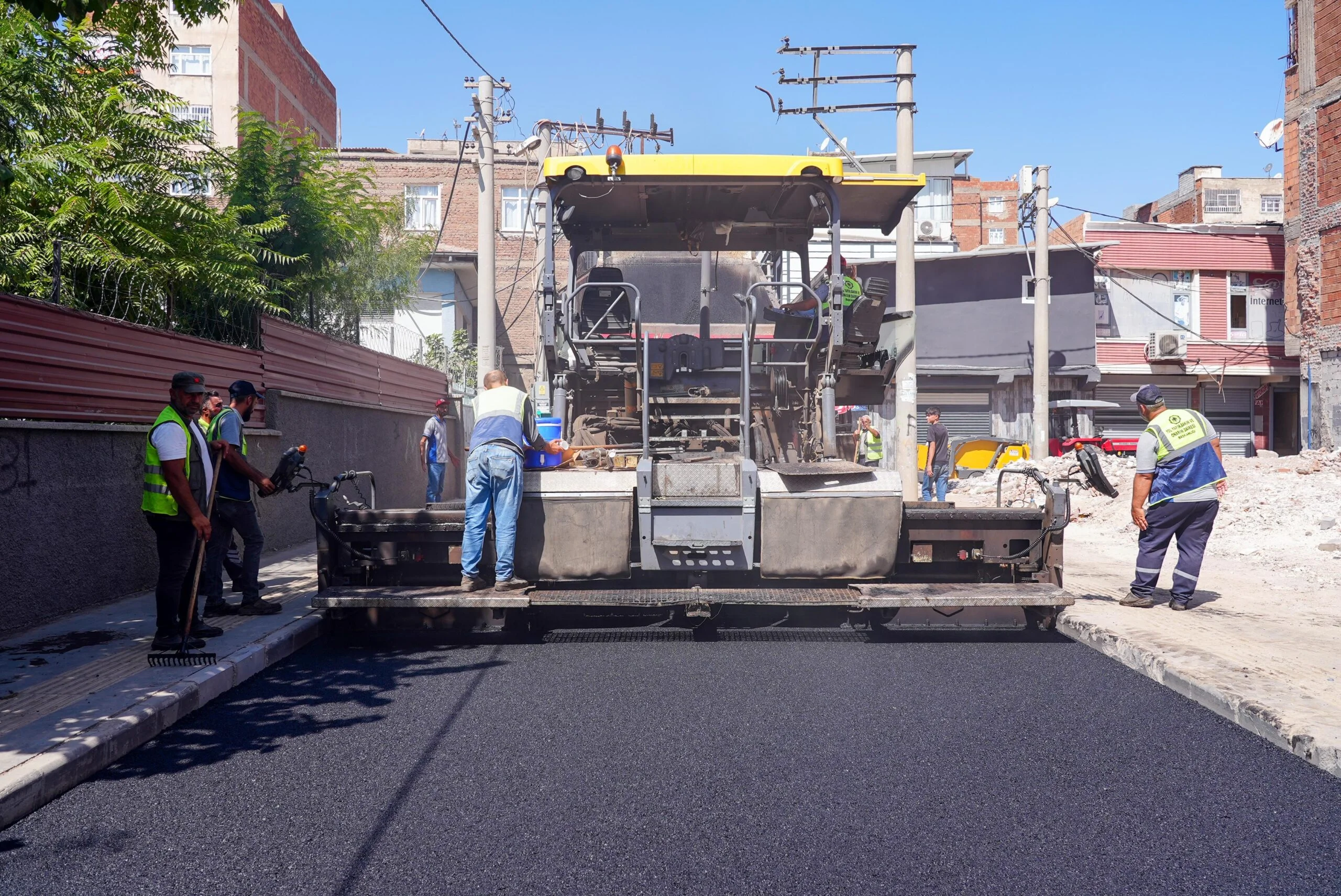 Bağlar’da 5 Cadde Sıcak Asfaltla Yenileniyor