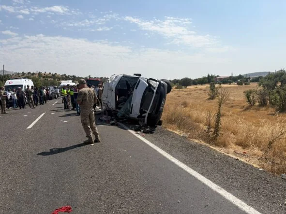 Diyarbakır’da Minibüs Devrildi: 3 Ölü, 11 Yaralı