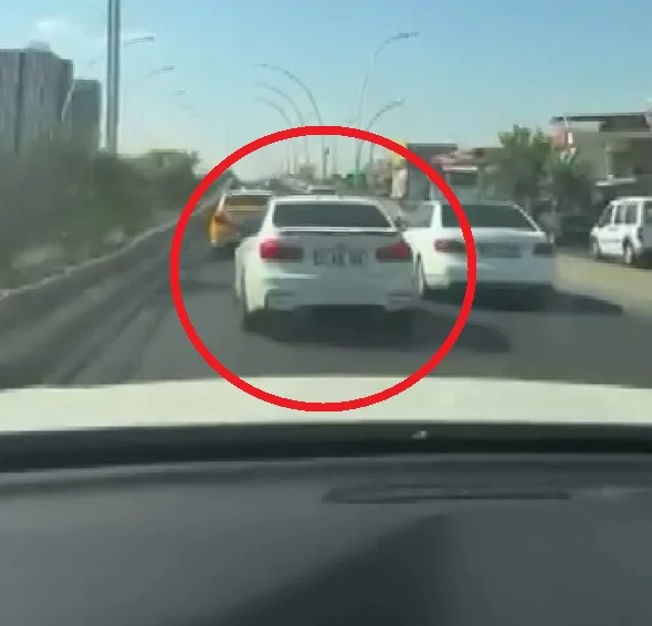 Diyarbakır’da Otomobilin Trafikte Makas Attığı Anlar Kamerada