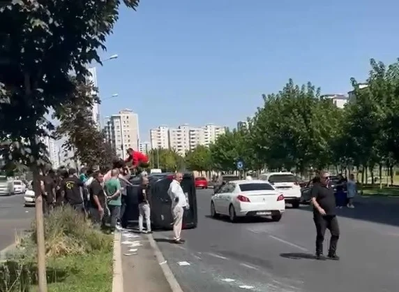 Diyarbakır’da Otomobille Çarpışan Hafif Ticari Araç Devrildi; 1 Yaralı