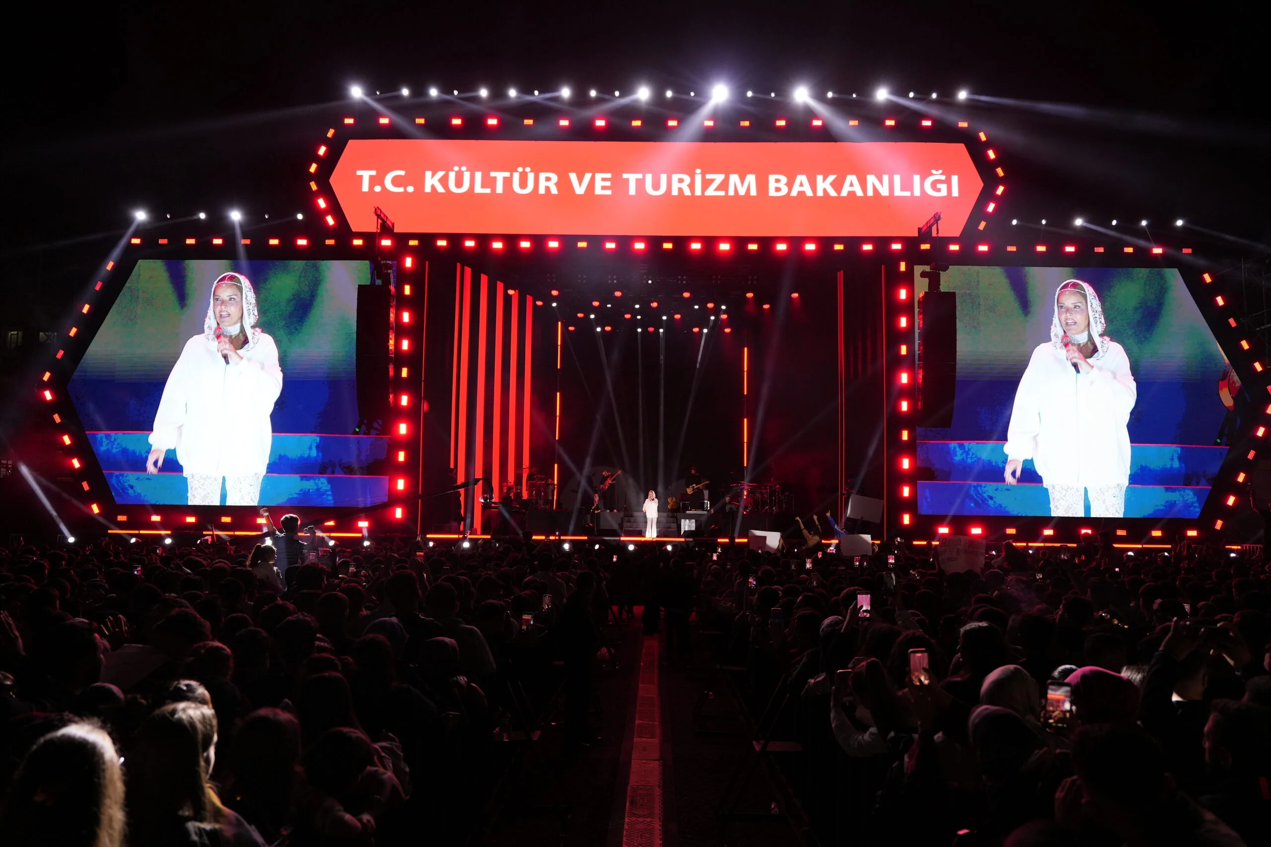 Diyarbakır Kültür Yolu Festivali’nde Bengü Sahne Aldı